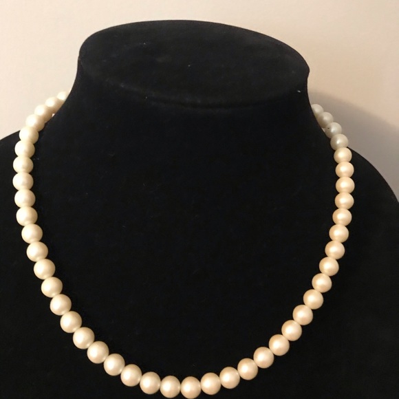 2 Costume Pearl Necklaces EVC 17” and 17.5” L - Picture 4 of 9